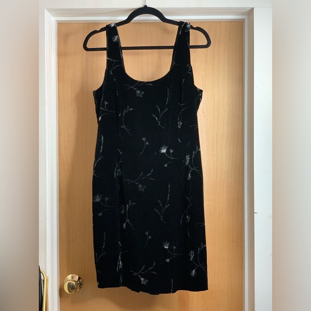 Jones New York Elegant Black Velvet Floral Dress. Size-8